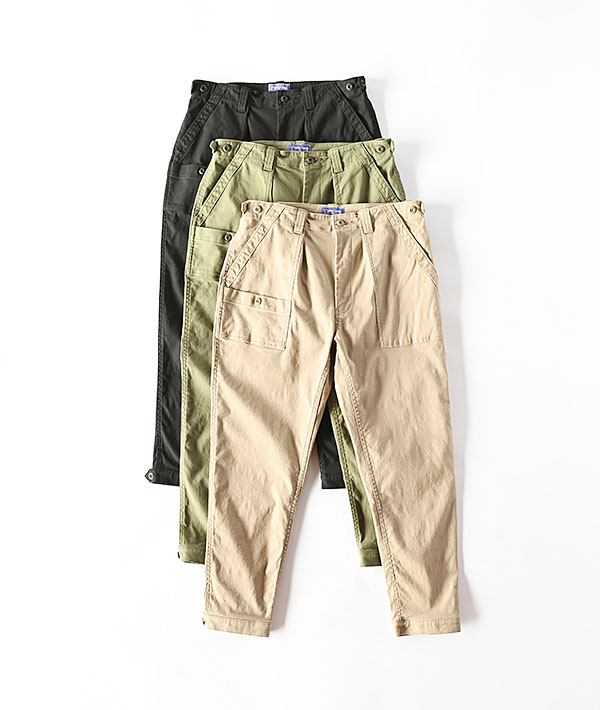 BLUE BLUE(ブルーブルー) ストレッチバックサテン テーパードベイカーパンツ【MENS】