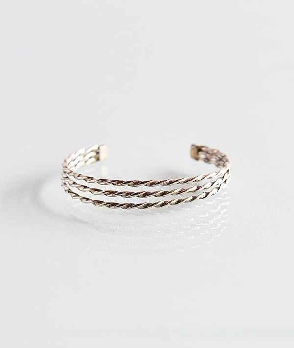 INDIAN JEWELRY (インディアンジュエリー) TAHE TRIPLE WIRE BANGLE【MENS&WOMENS】