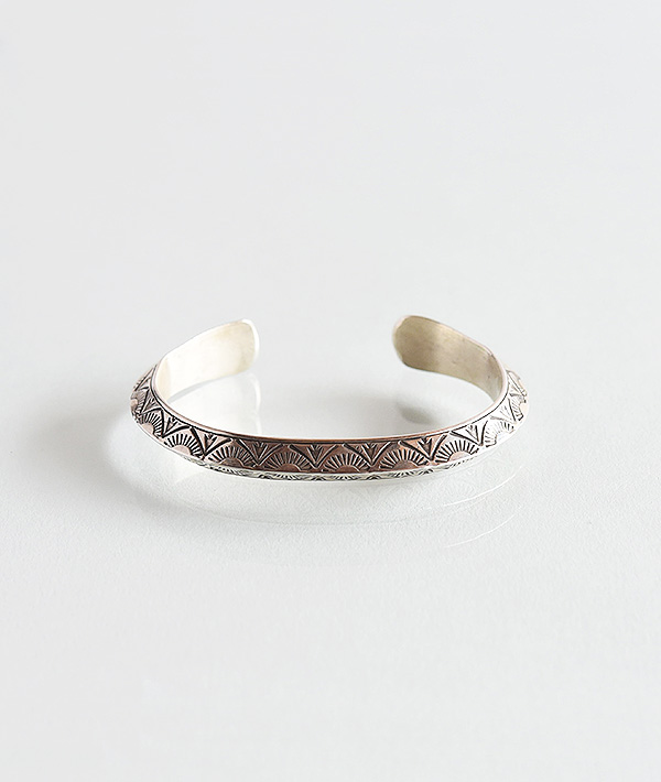 INDIAN JEWELRY (インディアンジュエリー) WYLIE SECATERD TRIANGLE STAMP BANGLE B【MENS】