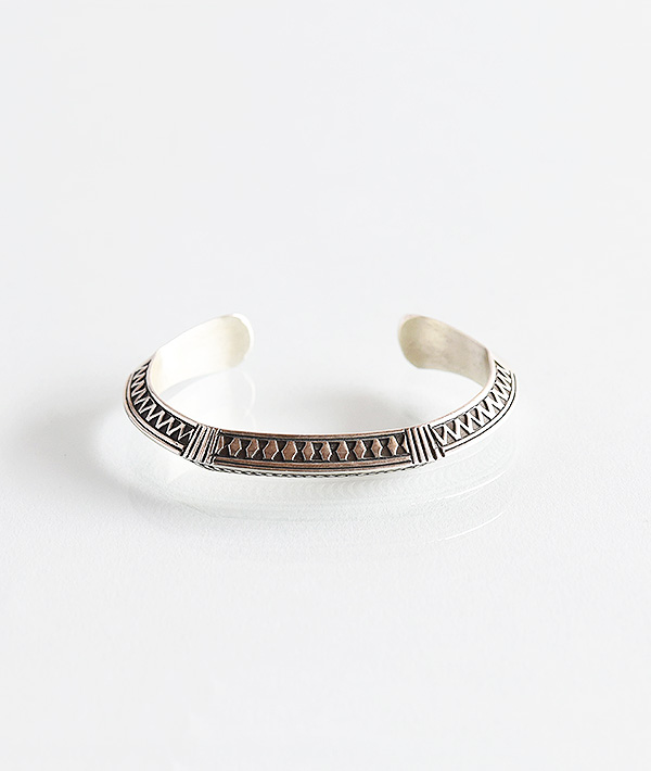 INDIAN JEWELRY (インディアンジュエリー) WYLIE SECATERD TRIANGLE STAMP BANGLE A【MENS】